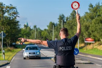 Grenze zu Tschechien: Im Erzgebirge wird nur an zwei Stellen rund um die Uhr kontrolliert - Grenzkontrolle an der B 174 in Reitzenhain - einer von zwei Punkten, an denen die Bundespolizei im Erzgebirge dauerhaft bei der Einreise kontrolliert.