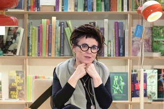 Grenzen überschreiten, Wunder zulassen: Olga Tokarczuks neue Erzählungen - Die polnische Literaturnobelpreisträgerin Olga Tokarczuk bei einer Lesung im Rahmen der Kulturinitiative Literaturschiff, in der alten Kurdirektion in Bad Ischl, fotografiert im Dezember 2025.