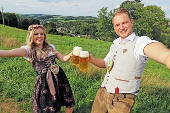 "Grenzenlos": Schlagerduo sorgt in Lichtenberg für Stimmung - Theres Sallmann und Philipp Müller sind nicht nur "Grenzenlos" sondern auch "Zwei wie eins".