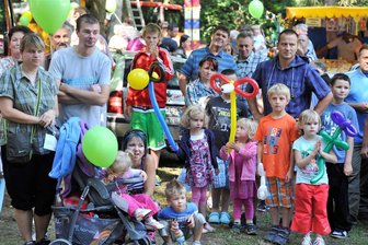 Grenzenlose Partnerschaft: Wie sich ein Dorf im Vogtland und eine Stadt in Böhmen regelmäßig umarmen - Das Grenzfest im August ist der große Begegnungstag von Menschen aus Schönbach/Luby, Erlbach, Wernitzgrün, Markneukirchen und anderen Orten. Die Grenzwiese bei Wernitzgrün ist dann immer für Hunderte ein Anziehungspunkt.