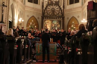 Grenzenloses Doppelkonzert im Erzgebirge: Gewandhauschor Leipzig gestaltet Weihnachtskonzert - Nach 2023 gibt es wieder ein Adventsdoppelkonzert in Johanngeorgenstadt und Platten.