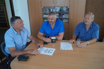 Grenzfest in Wernitzgrün am 12. August: Seifenblasen-Show und viel Musik - Der Erlbacher Ortsvorsteher Andreas Worbs (links), Vladimir Vrom, Bürgermeister von Luby/Schönbach, und Alt-Bürgermeister Hans Kreuzinger bei den letzten Absprachen für das Festprogramm.