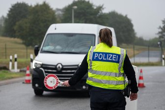 Grenzkontrolle im Erzgebirge: Haftbefehl gegen Lkw-Fahrer entdeckt - Die Bundespolizei hat am Grenzübergang in Reitzenhain einen Ukrainer gestellt, gegen den ein Haftbefehl vorlag.