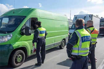 Grenzkontrollen: Deutlich weniger illegale Einreisen und Asylanträge - Seit Oktober 2023 kontrolliert die Bundespolizei Sachsens Grenzübergänge nach Polen und Tschechien wie hier an der A17 Prag-Dresden.