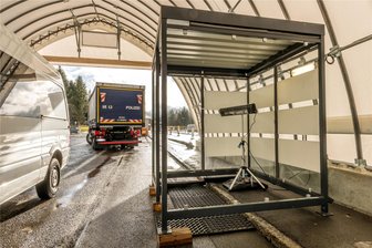 Grenzkontrollen im Erzgebirge verlängert: Bundespolizei Chemnitz registriert in zweieinhalb Monaten knapp 140 unerlaubte Einreisen - Zum Schutz vor Regen, Schnee und Wind wurde an der deutsch-tschechischen Grenze an der B 174 dieses Zelt für Kontrollmaßnahmen errichtet.