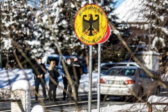 Polizisten kontrollieren Autofahrer am deutsch-tschechischen Grenzübergang.