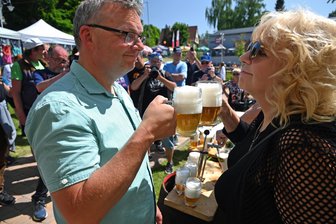 Grenzorte im Erzgebirge zelebrieren gemeinsam den Fassbieranstich - Prost, Bürgermeisterin Jitka Gavdunová und Amtskollege Silvio Wagner.