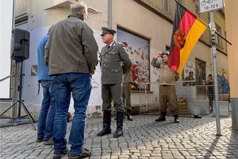 Grenzposten in Zwickauer Mariengasse erinnert an den Mauerbau - Jörg Teichmann (Mitte) vom Reichenbacher Neuberin-Ensemble und weitere Darsteller kontrollieren die Passanten.