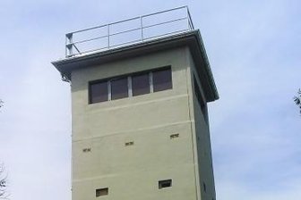 Grenzturm von außen saniert - Die Betonhülle des Grenzturms wurde jetzt saniert.