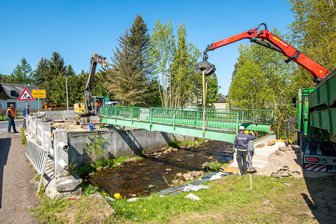 Grenzübergang nach Tschechien: Olbernhau lässt Behelfsbrücke einsetzen - Die aus mehreren Stahlelementen bestehende Behelfsbrücke wurde per Kran eingehoben.