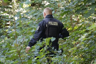 Grenzübergreifende Zusammenarbeit bei Vermisstensuche im Erzgebirge - Polizisten des Annaberger Reviers haben die Suche ihrer tschechischen Kollegen auf deutschem Gebiet unterstützt.