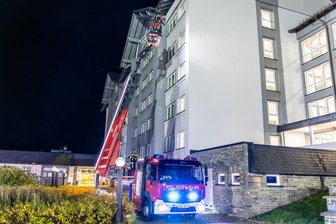 Grenzüberschreitende Feuerwehrübung in Oberwiesenthal: Scharfer Einsatz statt Fehlalarm - Im Zentrum der Übung stand das Haus „Wiesenthal“. Auch eine Drehleiter kam zum Einsatz.