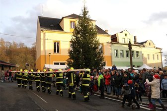 Grenzüberschreitende Partnerschaft: Nach dem Adventstreffen folgt am 1. Januar die Neujahrswanderung zum Hohen Stein - Der Erlbacher Riesenstollen war die Attraktion am Samstag beim Adventstreffen in Luby/Schönbach, zu dem wieder mehrere hundert Besucher beiderseits der Grenze gekommen waren.