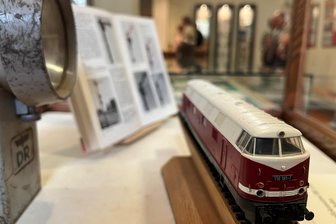 Grenzverkehr im Erzgebirge im Wandel: Von der Bahnstrecke zur B 174 - Geschenk zum Dienstjubiläum eines Eisenbahners und Exponat der Sonderausstellung im Preßnitztalmuseum: Modell der Diesellokomotive BR 118 der Deutschen Reichsbahn.