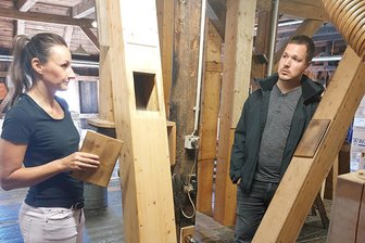 Grenzwerte im Blick behalten: Neues Messsystem aus Zwickau erfasst Blausäure in Lebensmitteln - Christin Lehmann von der Ölmühle Dörnthal erklärt die neue Messtechnik.