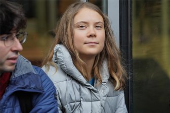 Greta Thunberg verbreitet globalen Streikaufruf gegen "Genozid in Gaza" - Greta Thunberg bei einer Demonstration am Donnerstag in London. Im Nahostkonflikt bezieht sie einseitig Stellung für die Palästinenser.