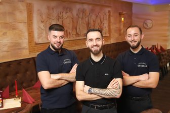 Griechische Küche auch für den kleinen Hunger: Was das Restaurant „Knossos“ von anderen Griechen in Zwickau unterscheidet - „Knossos“-Betreiber Lorenc Nazeraj (M.) mit Sotiris Diamantis (l.) und Xristos Vangelis.