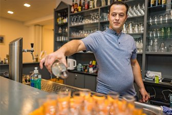 Griechische Taverne im Erzgebirge eröffnet – Stadt hat jetzt ihr kleines Restaurant-Viertel - Endrit Dedja arbeitet als Kellner in der Taverne in der Herrenstraße. Ouzo ist aus einem griechischen Restaurant natürlich nicht wegzudenken. In den ersten Wochen müssen sich die Abläufe einspielen.