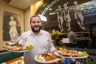 Griechisches Restaurant in Plauen startet nach mehrmonatiger Zwangsschließung wieder durch: „Es war wirklich existenzbedrohend“ - Spiros Karavasilis serviert nach langem Warten wieder griechische Spezialitäten in seinem Restaurant „Sirtaki“ an der Herrenstraße 20.