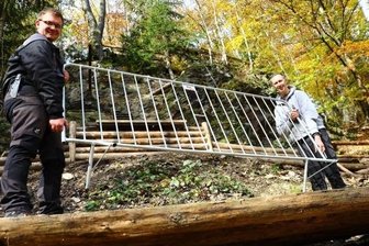 Grießbach erlebt Spektakuläres - Franz Siebert (24/l.) vom Getzen-Rodeo-Verein und Dirk Uhlmann (45) vom Prolog-Team Hohndorf bauen um den Steilhang und um das Ziel Absperrungen auf.