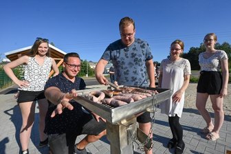 Grill frei für junge Leute in Limbach - 