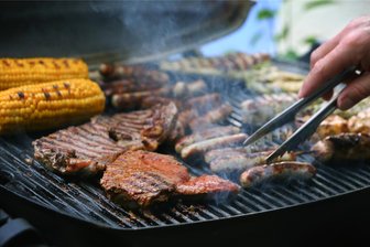 Grillen: Fleisch und Würste könnten diesen Sommer in Deutschland knapp werden - Das lässt das Herz vieler Menschen in Deutschland höher schlagen: Saftige Steaks und Würstchen auf dem Grill. Dich ausgerechnet zur Fußball-EM könnte dieses Grillgut nun kann werden.