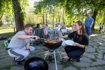Grillen in Chemnitzer Parks: Wo darf ich das? - Im Sommer lädt die Schloßteichinsel viele Familien zum Grillen ein.