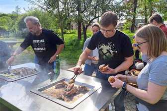 Grillen per Online-Buchung: Zschopau setzt auf heißen Trend aus Tschechien - Erfolgreicher Testlauf: Lena Wölki und andere Mitarbeiter aus der Zschopauer Stadtverwaltung ließen sich die Würstchen schmecken, die Oberbürgermeiste Arne Sigmund und Manuel Burckhardt am neuen Grill zubereiteten.