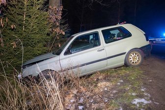Grillenburg: Holzlaster kollidiert mit VW -