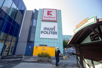 Grillhäuschen in Plauen schließt nach 22 Jahren: Warum ein fader Beigeschmack bleibt - Roster mit Brötchen und Senf für 2,50 Euro: Vor allem mittags herrschte am Grillhäuschen stets reger Andrang.