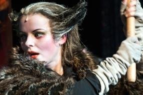 Grimm und Grimassen - Mit großer Geste auf Mäusejagd: Julia Ebert als gestiefelter Kater auf der Bühne des Vogtland-Theaters Plauen.