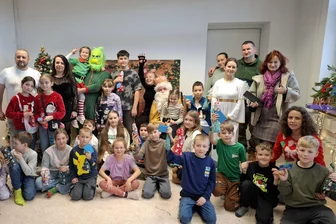 Grinch und Engel vereint: Ukrainische Adventsfeier in Werdau lockt um die 80 Kinder an - In drei Altersgruppen wurden am Sonntag im Verein der Ukrainer gefeiert.