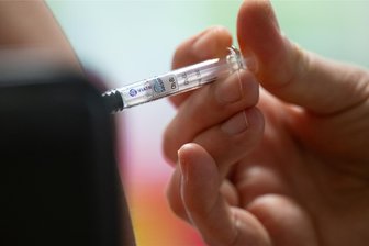 Grippe und Corona: Chemnitzer Impfstelle bietet zusätzliche Termine an - Gemeinsame Impfstelle von Stadt und Klinikum bietet zusätzliche Impftermine an.
