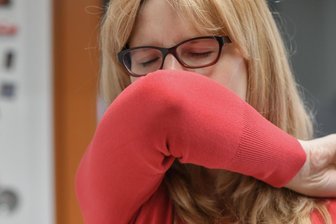Grippe-Welle im Vogtland: Mehr als 300 Neuinfektionen in nur zwei Wochen - Wird empfohlen: bei Erkältungskrankheit die Etikette wahren und in die Armbeuge husten.