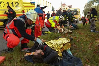 Insgesamt hatten die Einsatzkräfte 50 "Opfer" zu versorgen, darunter Darsteller, die Leicht- bzw. Schwerverletzte mimten