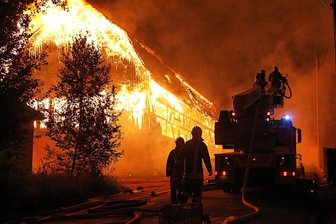 <p class="artikelinhalt">Gespenstig und bedrohlich zugleich wirkte die in Flammen stehende Scheune der Stadtverwaltung Lauter, kurz bevor das Bauwerk in sich zusammenfiel. Alle eingelagerten Gegenstände, darunter die Ortspyramide sowie Festzeltgarnituren und Dekorationen für das "Vugelbeerfast" verbrannten. </p>