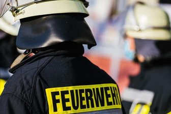            Einsatzkräfte der Feuerwehr in Schutzkleidung.