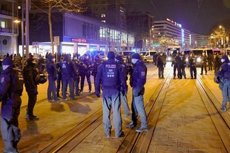 Großeinsatz in Chemnitz: Polizei setzt Corona-"Spaziergänger" fest - Auf der Straße der Nationen in Höhe der IHK errichteten die Beamten mit ihren Fahrzeugen Sperren in zwei Richtungen und kesselten den Aufzug kurz nach 18 Uhr ein. Mehrere Straßenbahnen mussten stoppen.