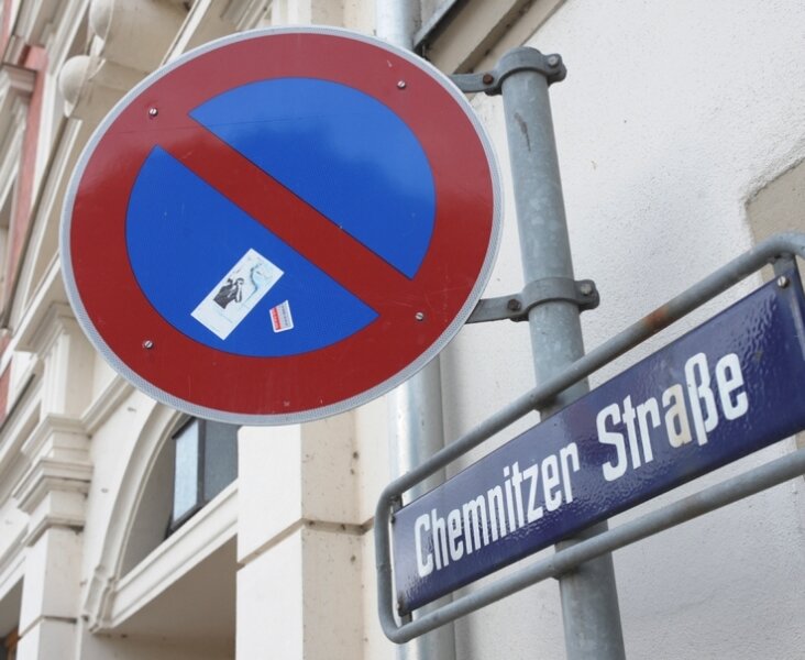 Großer Ärger über kleine Aufkleber - 
              <p class="artikelinhalt">In ganz Burgstädt sind Verkehrszeichen und Schilder mit kleinen Aufklebern versehen worden, so wie hier an der Chemnitzer Straße.</p>
            