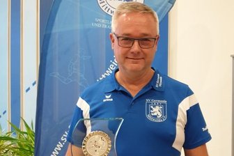 Großes Engagement für kleine Kicker - Uwe Dietrich freute sich über den "Nachwuchspreis Ehrenamt" und eine gelungene Überraschung: Zahlreiche seiner Bambini-Fußballer und auch viele Vereinskollegen waren zur Preisübergabe mit vor Ort.