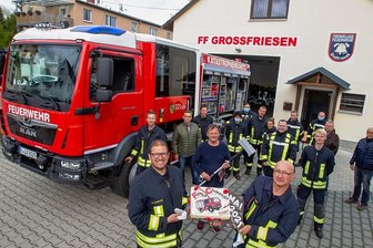 Großfriesener Ortsfeuerwehr weiht nagelneues Fahrzeug ein - Die Großfriesener Feuerwehr um ihren Chef René Schreiter (vorn, links) freut sich über das neue Feuerwehrauto.