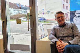 Gröbe statt Luther? Wie in Penig über den Namen für den Lutherplatz gedacht wird - Spricht sich gegen eine Umbenennung aus: Jens-Uwe Halir in seinem Laden, den er von seinem Vater übernommen hat. Auf dem Parkplatz im Hintergrund stand Gröbes Wohnhaus.