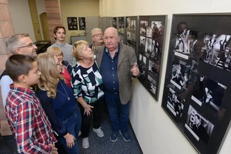 Grönemeyer, Scorpions und Günther Jauch: Peniger Fotograf stellt in Lunzenau aus - Der Peniger Fotograf Matthias Lippmann (r.) stellt im Rathaus in Lunzenau aus.