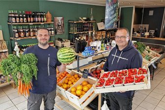 "Grööntüüg" in Glauchau schließt - doch etwas bleibt - Der Glauchauer Laden "Grööntüüg" macht Sommerpause oder schließt für immer. Hartmut Schindler (links) und Heiko Möbius sind noch einmal gemeinsam in ihrem Geschäft auf dem Markt.