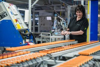 „Größenordnungen, die wir noch nie gesehen haben“: Neue Firma im Erzgebirge peilt 80 Millionen Euro Umsatz an - Michaela Mattias beim Vergießen eines Kompaktmoduls bei der Pulsotronic. Die Firma bedient viele Branchen, sieht ihre Zukunft aber verstärkt in Energie- und Digitalanwendungen.