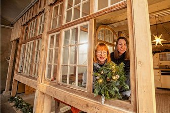 Größer denn je: Plauener Elsteraue verwandelt sich am Wochenende in riesige Weihnachtsmeile - Kerstin Rüffer und Stephanie Demmrich (rechts) sind glücklich, am Wochenende zum Weihnachtsmarkt in der Elsteraue die neuen Werkstätten im Haus 5, Holz und Keramik, präsentieren zu können. Der komplette Ausbau wird sich bis nächstes Jahr hinziehen. Die Projektarbeiten sollen dort im nächsten Frühjahr beginnen, so Kerstin Rüffer.
