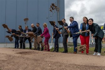 Größer und moderner: Raumfahrtschau in Morgenröthe-Rautenkranz startet in die Zukunft - Viele Beteiligte am Projekt, viele beim Spatenstich: Schwungvoller Auftakt für den Anbau.