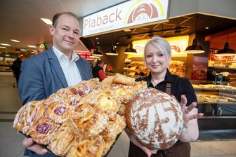 Größere Filiale der Plaback im Plauener Elster-Park: Wie die Firma den neuen Standort in kurzer Zeit modernisierte - Freuen sich über die neue Plaback-Filiale: Chef Frank Müller und Verkäuferin Manja Sluga.