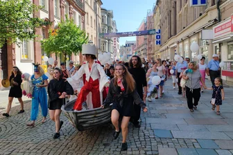 Größerer Blickfang als Porsche-Parade: Puppentheater-Umzug durch Zwickauer Innenstadt - Beim Marsch durch die Hauptstraße. Am Bug des Bootes der kleine König, gespielt von Sabine Weitzel.