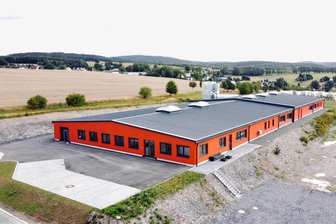 Größeres Gewerbegebiet: Markneukirchens Bürgermeister will Baurecht für Firmen in zwei Jahren - Oberhalb des neuen Firmengebäudes der Firma Rohema soll das Gewerbegebiet Markneukirchen erweitert werden. 2024 wird dafür ein entscheidendes Jahr.